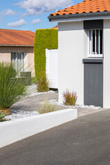 Charmant petit jardin paysag&eacute; avec ses fleurs et ses plantes vertes au printemps.