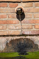 Caño de agua en una fuente 