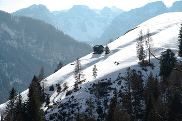 Schöne  winterliche Landschaft mit Almwiesen  beim Weiler Lagoscel über dem Tal von Campill in den Dolomiten