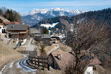 Blick auf den, über 1500 m hoch , über dem Campilltal gelegenen Weiler Lagoscel  in den Dolomiten