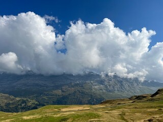 Obraz premium Beautiful photogenic clouds over the Uri Alps massif in the Swiss Alps, Melchtal - Canton of Obwalden, Switzerland (Kanton Obwald, Schweiz)