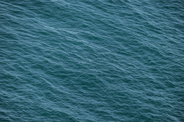 Blaue Wasseroberfläche als Hintergrund mit leichten Wellen