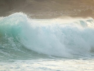 Obraz premium Massive Ocean Waves at Pyramid Rock Kaneohe Bay Hawaii
