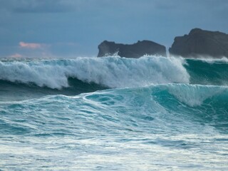 Naklejka premium Massive Ocean Waves at Pyramid Rock Kaneohe Bay Hawaii