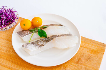 塩ダラ、塩、まだら、マダラ、真鱈、切り身、切身、生、生魚、白バック、食品、生鮮、鮮魚、シーフード、魚介類、白身魚、海産物、フード、二切れ、二枚、魚料理、料理、素材、家庭料理、天然塩、魚類、魚、和食、日本食、ヘルシー、健康、健康志向、食材、材料、国産、新鮮、フレッシュ、白い皿、物撮り、日本、写真