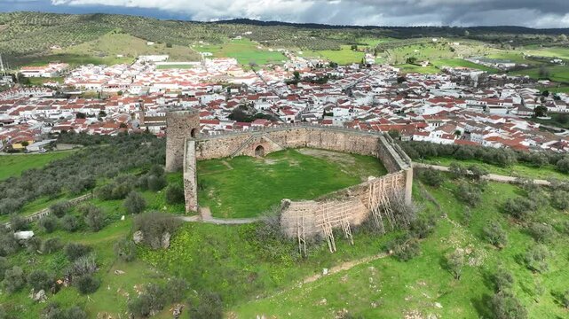 Castillo de Alan&iacute;s en la provincia de Sevilla, Espa&ntilde;a