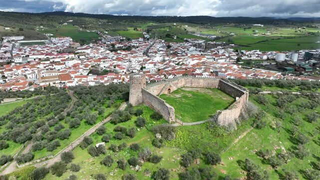 vista a&eacute;rea del municipio de Alan&iacute;s y su castillo en la provincia de Sevilla, Espa&ntilde;a