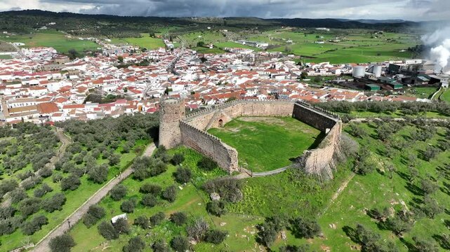 vista a&eacute;rea del municipio de Alan&iacute;s y su castillo en la provincia de Sevilla, Espa&ntilde;a