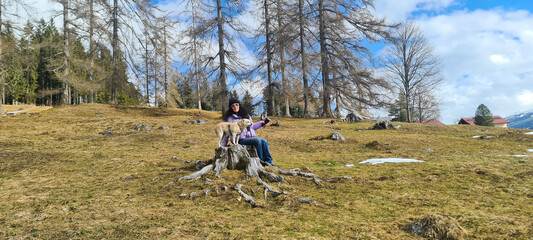 Fototapeta premium Frau mit ihrem Hund in der Natur 