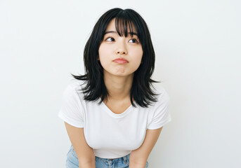 ふくれっ面で可愛い仕草をしている若い女性