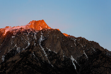 Fototapeta premium Strong sunlight on mountain peaks during sunrise near Mt. Whitney, California.