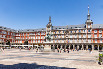 Fototapeta premium Breathtaking rooftop in Madrid with a glass floor, offering a panoramic view of the city from above. A thrilling experience blending urban beauty, height, and adrenaline in the Spanish capital.