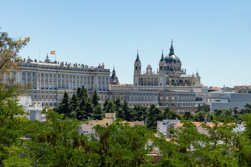 Fototapeta premium Majestic Royal Palace of Madrid, a symbol of Spanish history and elegance. With its grand architecture, lush gardens, and regal halls, it’s a must-visit landmark in Spain’s vibrant capital