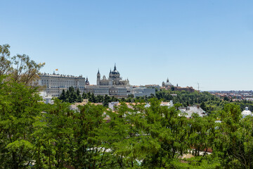 Fototapeta premium Majestic Royal Palace of Madrid, a symbol of Spanish history and elegance. With its grand architecture, lush gardens, and regal halls, it’s a must-visit landmark in Spain’s vibrant capital