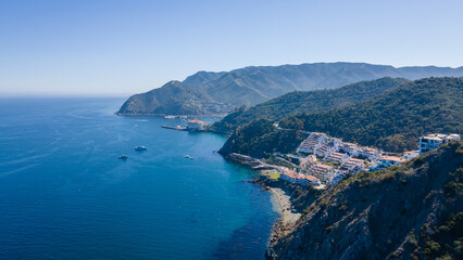 Explore stunning photos of Hamilton Cove, Catalina Island, featuring scenic coastlines, turquoise...