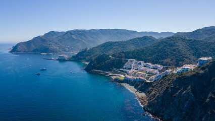 Obraz premium Explore stunning photos of Hamilton Cove, Catalina Island, featuring scenic coastlines, turquoise waters, and beautiful Mediterranean-style villas.