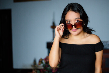Retrato de mujer joven con gafas belleza, elegancia y cuidado persona, estilo de vida saludable	
