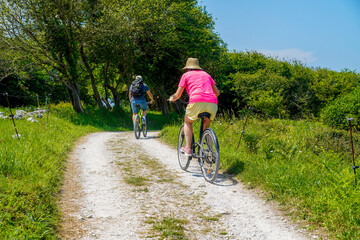 Obraz premium bicycle route with retired people