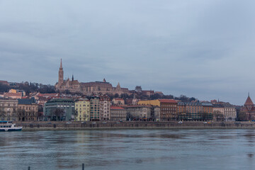 Obraz premium Matthias Church overlooking colorful buildings along Danube River in Budapest