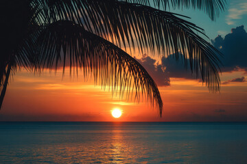 Obraz premium Golden Sunset Over the Sea – Tropical Paradise View