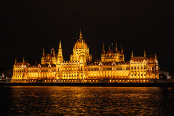 Fototapeta premium Hungarian Parliament Building reflecting on Danube River at night in Budapest