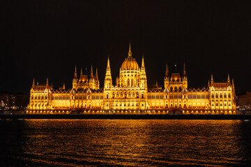 Fototapeta premium Hungarian Parliament Building reflecting on Danube river at night in Budapest