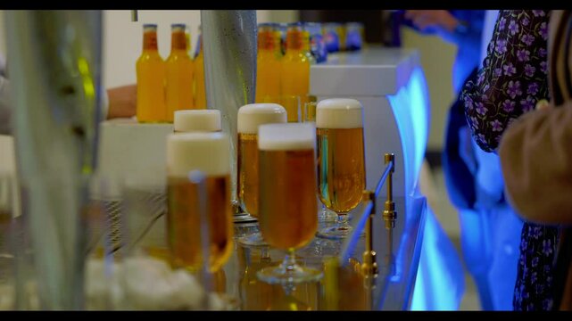 cervezas en la barra de un bar