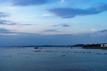 葉山の一色海岸から望む湘南の絶景と広がる空
