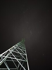 Wieża Komunikacyjna w Nocnej Scenerii z Gwiaździstym Niebem © Marco