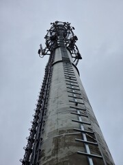 Wieża Komunikacyjna z Antenami na Tle Szarego Nieba