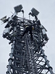 Pracownik Wspinający się na Wieżę Telekomunikacyjną: Prace Techniczne