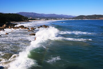 파도가 치는 동해안 풍경, 파란하늘과 바다