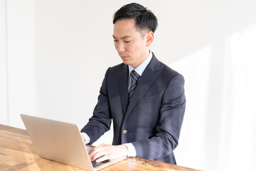 パソコンを見るビジネスマン