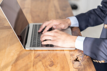 ビジネスマン　パソコン　手元