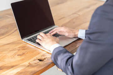 ビジネスマン　パソコン　手元