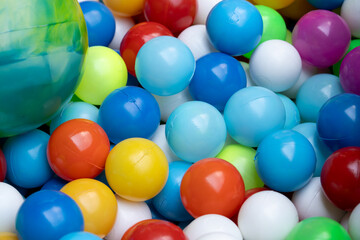 detalle de pelotas de plástico de colores en alberca de juegos
