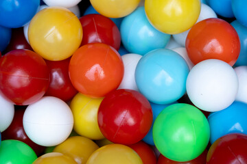 alberca de pelotas de colores 