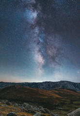 Ciel nocturne avec étoiles au-dessus des montagnes.
