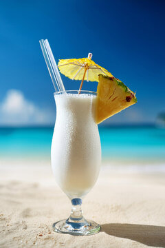 Un coctel servido en un vaso largo, con una cremosa textura y decorada con una rodaja de pi&ntilde;a y una sombrilla diminuta