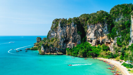Stunning railay beach in krabi thailand with turquoise waters and rocky cliffs under a clear sky © Fokke Baarssen