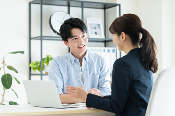 Fototapeta premium プランナーに相談する若い男性