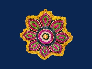 In the picture is a picture of a flower decorated with a pattern made from rope, dark pink, green and white immortelle flowers decorated in a frame in the center in a circle around the frame