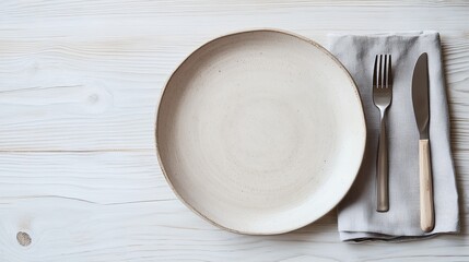 ナチュラルな木製テーブルに並べられたシンプルなテーブルセッティング | Simple Table Setting on a Natural Wooden Table