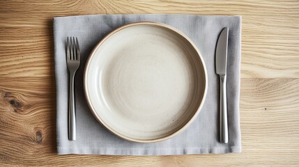 ナチュラルな木製テーブルに並べられたシンプルなテーブルセッティング | Simple Table Setting on a Natural Wooden Table