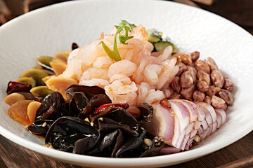 Pickled 6 kinds of preserved eggs, cucumbers, black fungus, peanuts, onions and shrimps