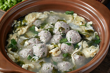 Stone pot coriander meatball egg soup