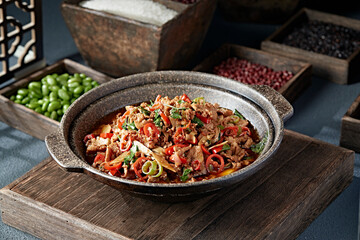 Hunan style double pepper stir-fried beef in stone pot
