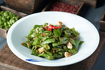 Stir-fried green beans with garlic and green peppers