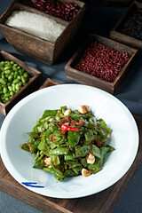 Stir-fried green beans with garlic and green peppers