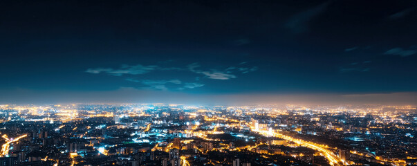 Obraz premium A stunning night skyline view showcasing a bustling city illuminated by bright lights against a dark sky.